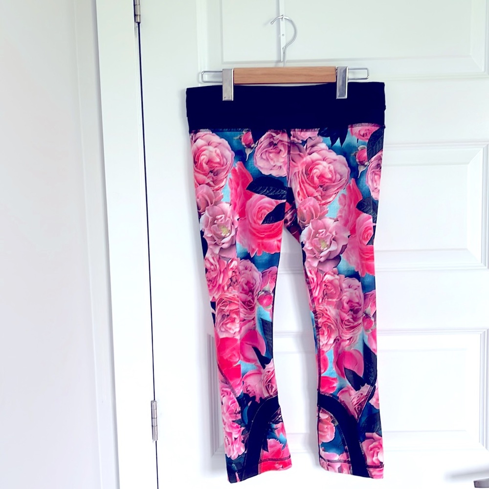 Lululemon cropped work out pants.